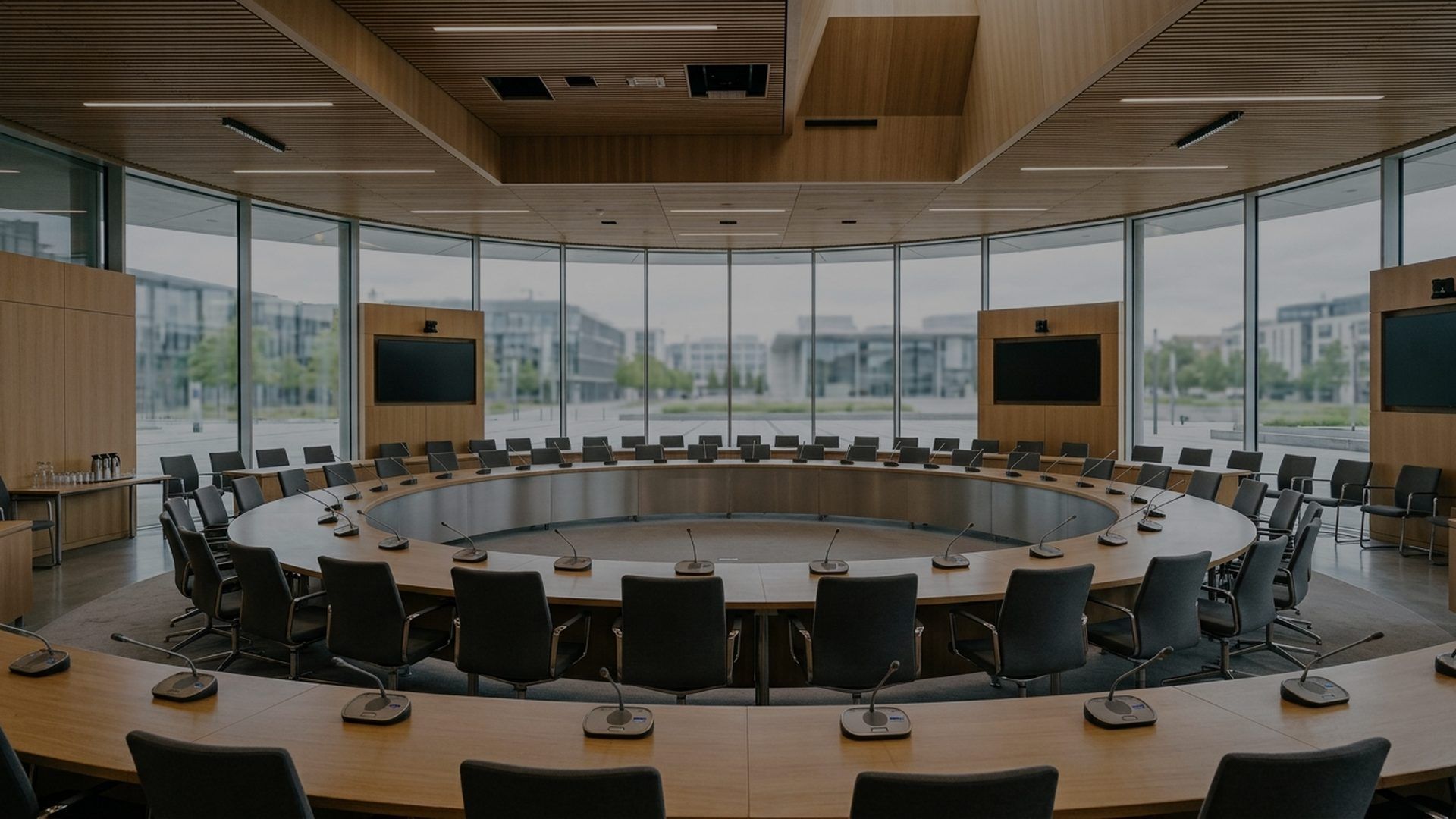 Sala per vertici internazionali deserta, con un grande tavolo rotondo e pareti di vetro, immagine d'insegna della sezione Europa